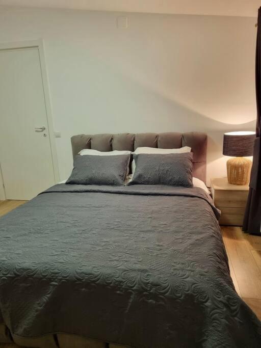 Cozy Apartment Near City Center Bukarest Exterior foto