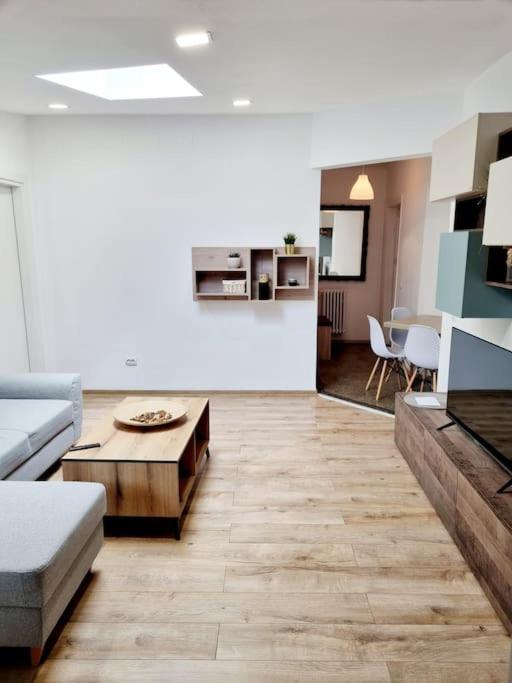 Cozy Apartment Near City Center Bukarest Exterior foto